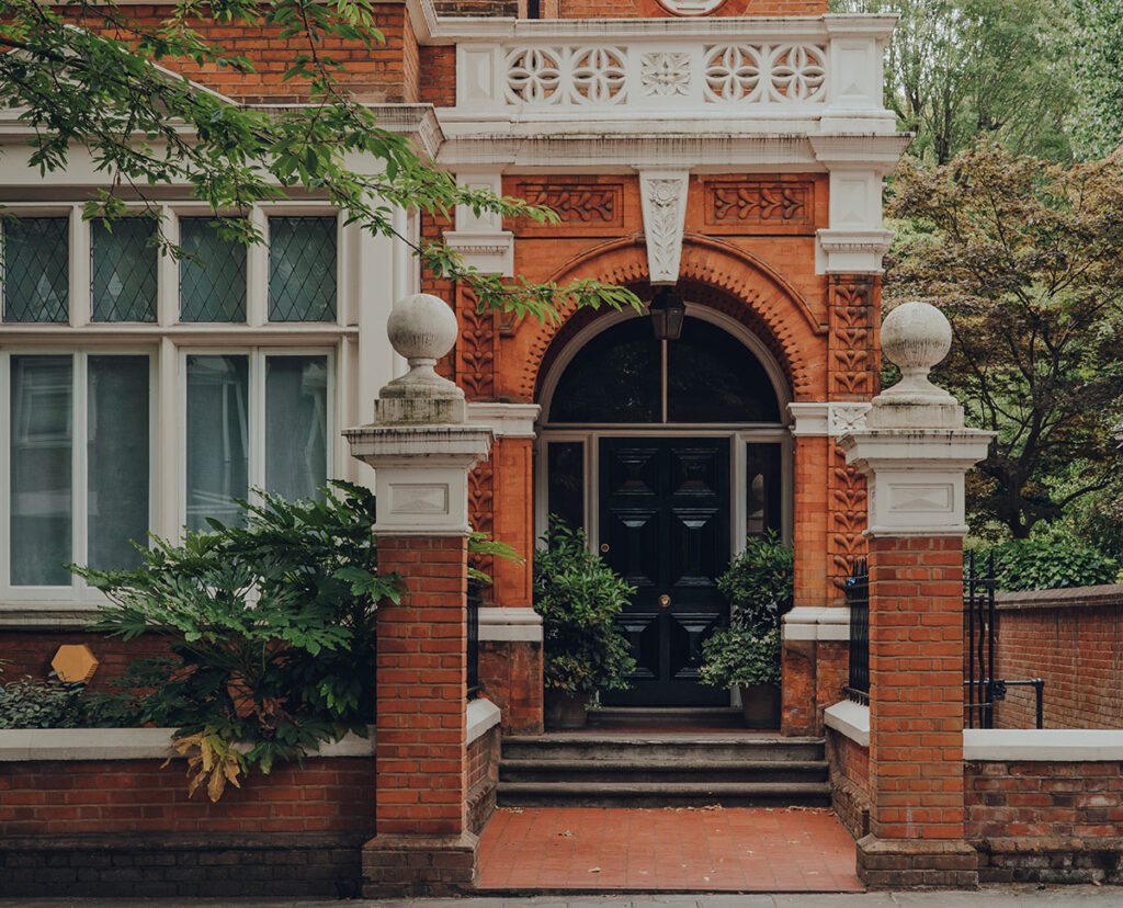 Victorian-red-brick-house-in-Kensington,-London,-UK